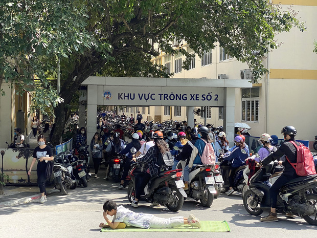 Sinh viên Đại học Kinh tế Quốc dân tung bộ ảnh chiếu trải cực lầy lội, hỏi ra ý nghĩa càng ấn tượng hơn - Ảnh 1.