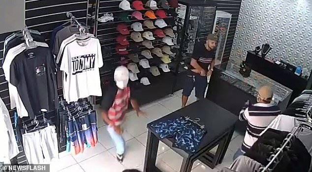 Brazil: Chủ cửa hàng một mình đấu súng ác liệt với 3 tên cướp và kết cục bất ngờ - Ảnh 2.