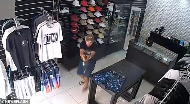Brazil: Chủ cửa hàng một mình đấu súng ác liệt với 3 tên cướp và kết cục bất ngờ - Ảnh 3.