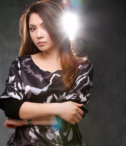 Chân dung chị gái ruột từng đánh bại Hồ Quỳnh Hương, lỡ dở sự nổi tiếng vì bận lấy chồng - Ảnh 2. Chân dung chị gái ruột từng đánh bại Hồ Quỳnh Hương, lỡ dở sự nổi tiếng vì bận lấy chồng - Ảnh 2.