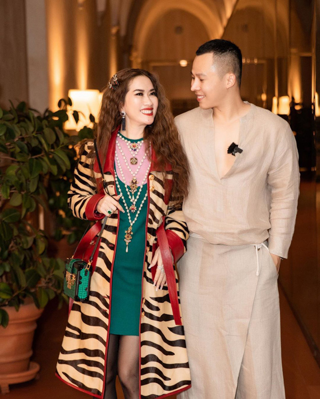 Hồ Ngọc Hà có mối quan hệ như thế nào với nữ tỷ phú 51 tuổi, sống trong biệt thự 800 tỷ? - Ảnh 4. Hồ Ngọc Hà có mối quan hệ như thế nào với nữ tỷ phú 51 tuổi, sống trong biệt thự 800 tỷ? - Ảnh 4.