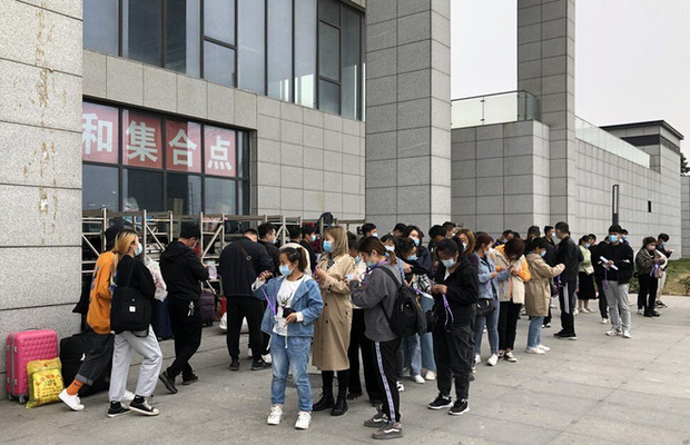 Bên trong thành phố iPhone ở Trung Quốc, nơi những chiếc smartphone 5G mới của Apple đang sẵn sàng để sản xuất - Ảnh 1.