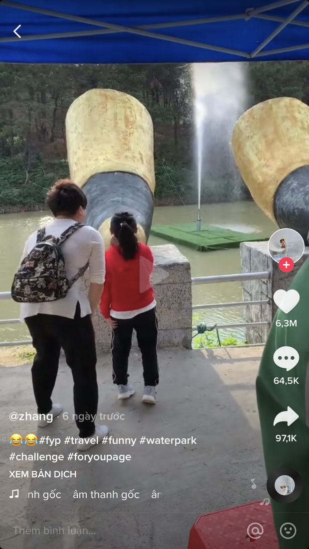 Trò chơi bá đạo ở một công viên nước Trung Quốc: Chỉ cần đứng la làng cũng thu về 40 triệu views, dân mạng xem xong đều “cười sảng” - Ảnh 1.