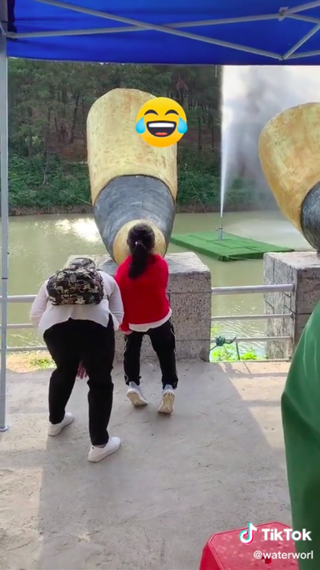 Trò chơi bá đạo ở một công viên nước Trung Quốc: Chỉ cần đứng la làng cũng thu về 40 triệu views, dân mạng xem xong đều “cười sảng” - Ảnh 5.