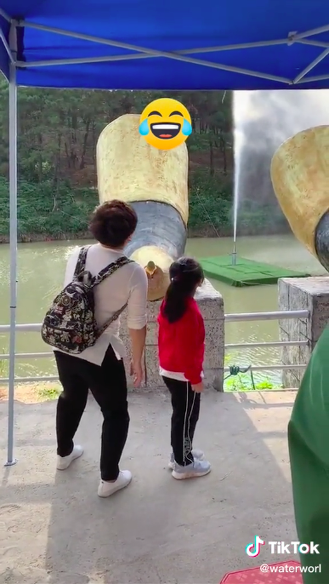 Trò chơi bá đạo ở một công viên nước Trung Quốc: Chỉ cần đứng la làng cũng thu về 40 triệu views, dân mạng xem xong đều “cười sảng” - Ảnh 6.