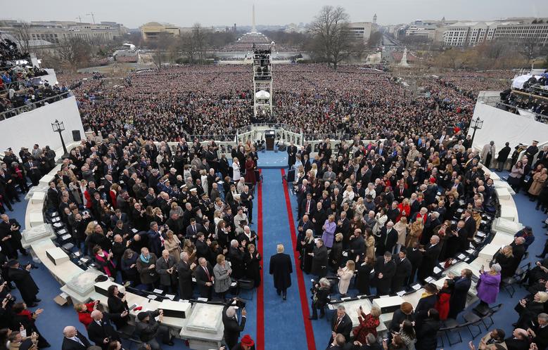 16 khoảnh khắc đáng nhớ trong nhiệm kỳ đầu tiên của Tổng thống Donald Trump qua ảnh Reuters - Ảnh 1.