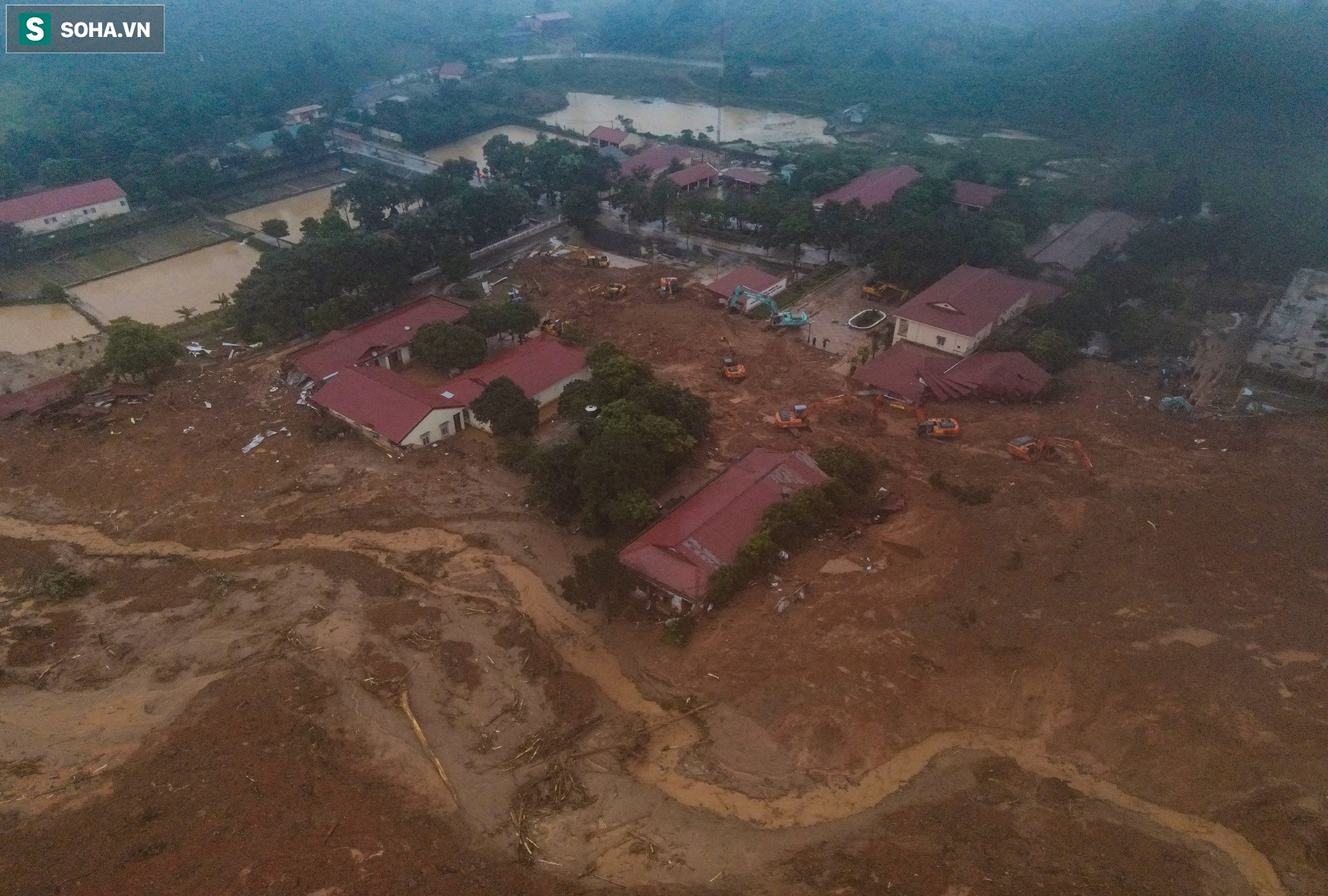 Toàn cảnh dãy nhà bị “san phẳng”, nơi núi lở chôn vùi 22 chiến sĩ ở Quảng Trị - Ảnh 13. Toàn cảnh dãy nhà bị “san phẳng”, nơi núi lở chôn vùi 22 chiến sĩ ở Quảng Trị - Ảnh 13.