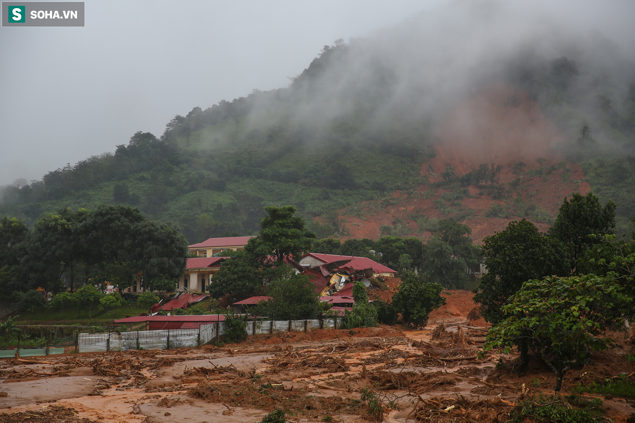 Toàn cảnh dãy nhà bị “san phẳng”, nơi núi lở chôn vùi 22 chiến sĩ ở Quảng Trị - Ảnh 2. Toàn cảnh dãy nhà bị “san phẳng”, nơi núi lở chôn vùi 22 chiến sĩ ở Quảng Trị - Ảnh 2.