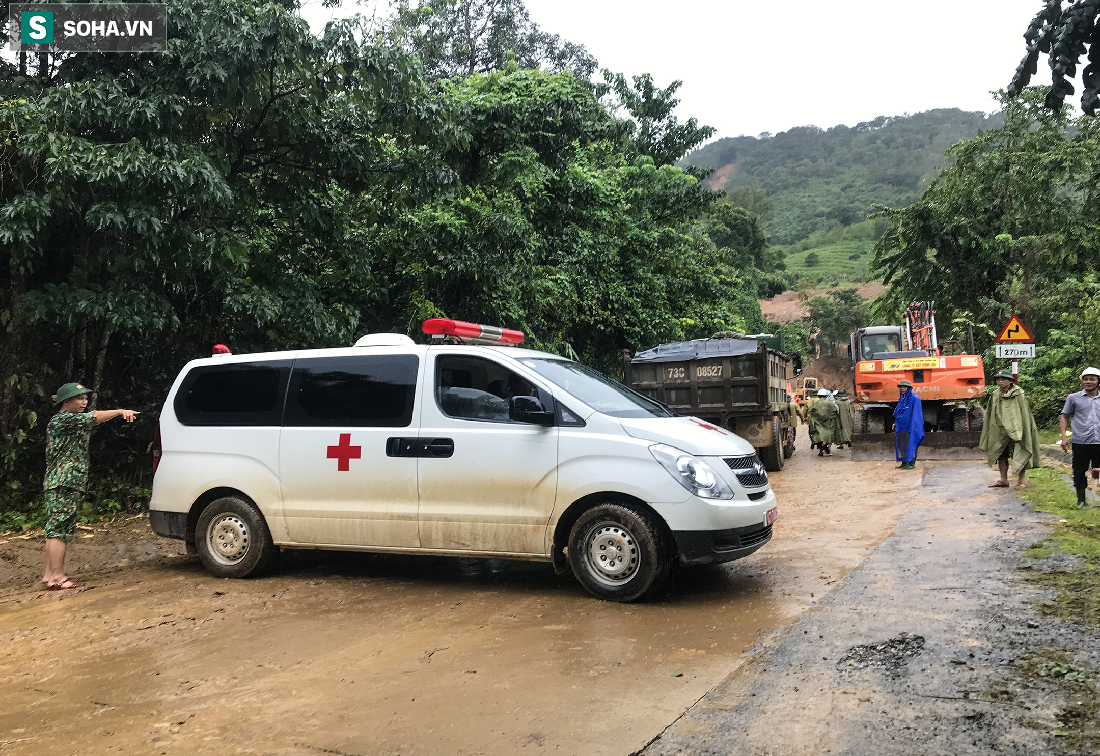 Toàn cảnh dãy nhà bị “san phẳng”, nơi núi lở chôn vùi 22 chiến sĩ ở Quảng Trị - Ảnh 4. Toàn cảnh dãy nhà bị “san phẳng”, nơi núi lở chôn vùi 22 chiến sĩ ở Quảng Trị - Ảnh 4.
