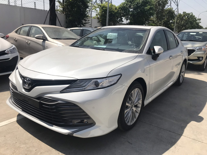 Toyota Camry ‘full option’ dọn kho giá hơn 1,1 tỷ đồng tại đại lý - Ảnh 2.