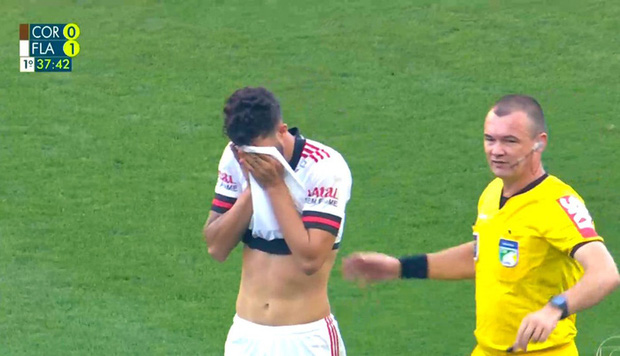 Hy hữu: Cầu thủ Brazil gặp chấn thương kinh hoàng nhất đối với nam giới - Ảnh 2.