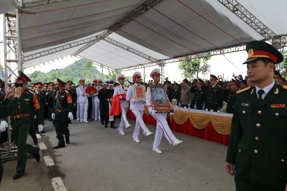 Lễ tiễn đưa Thiếu tướng Nguyễn Hữu Hùng về yên nghỉ trong lòng đất mẹ - Ảnh 11.