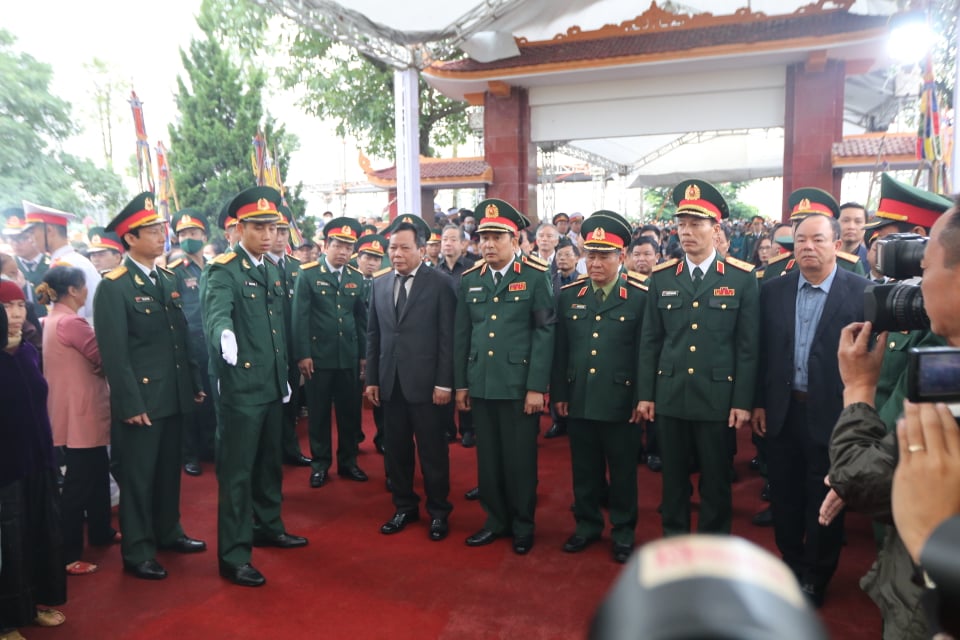 Lễ tiễn đưa Thiếu tướng Nguyễn Hữu Hùng về yên nghỉ trong lòng đất mẹ - Ảnh 12.