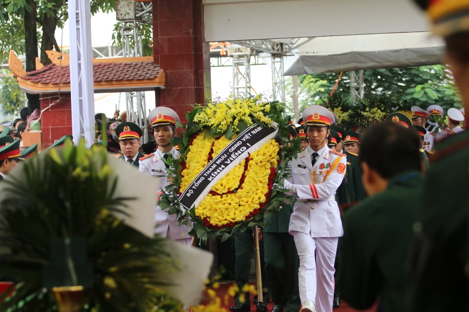 Lễ tiễn đưa Thiếu tướng Nguyễn Hữu Hùng về yên nghỉ trong lòng đất mẹ - Ảnh 13.
