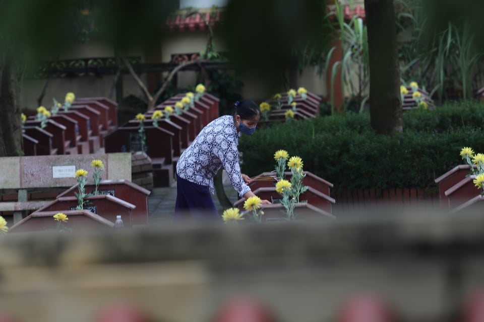 Lễ tiễn đưa Thiếu tướng Nguyễn Hữu Hùng về yên nghỉ trong lòng đất mẹ - Ảnh 15.