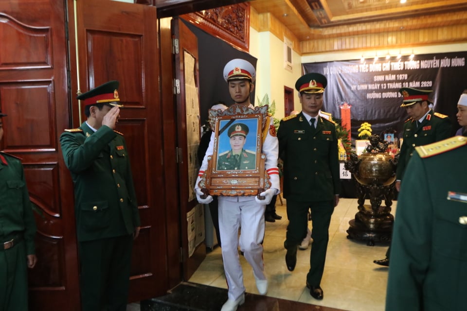 Lễ tiễn đưa Thiếu tướng Nguyễn Hữu Hùng về yên nghỉ trong lòng đất mẹ - Ảnh 7.