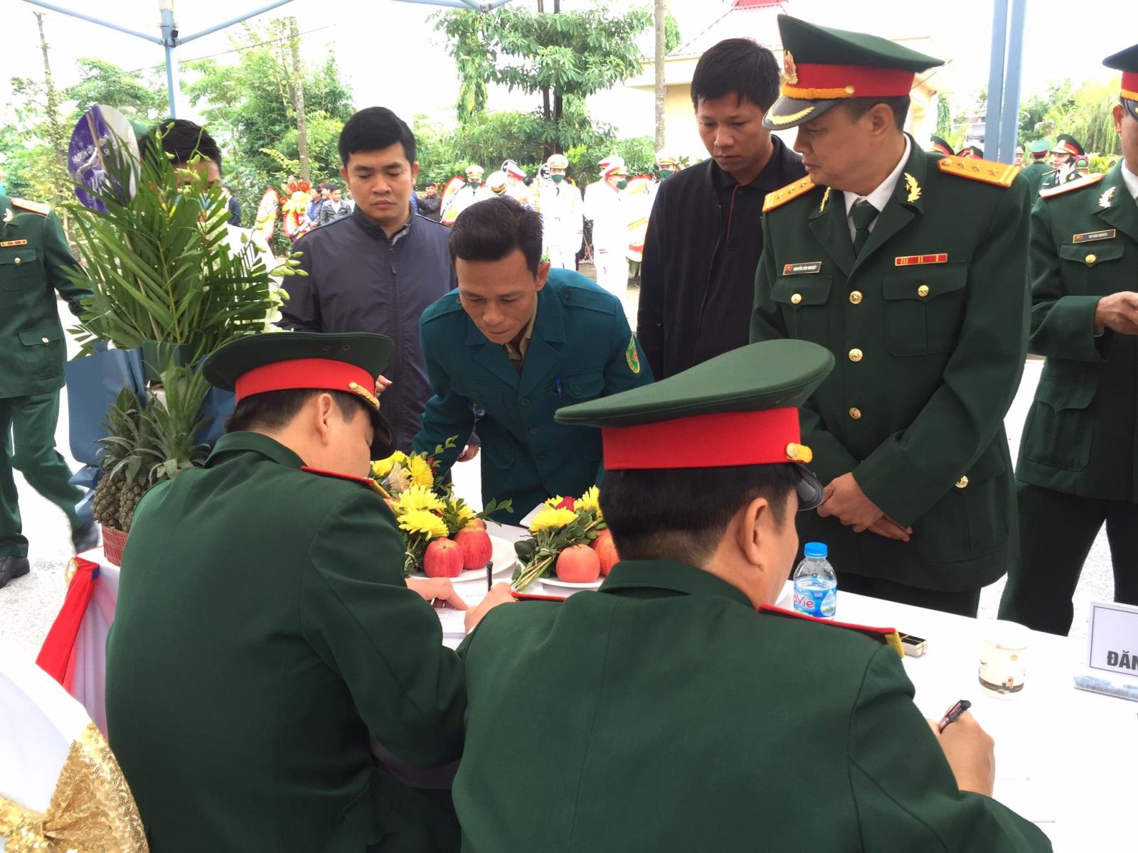 Lễ tiễn đưa Thiếu tướng Nguyễn Hữu Hùng về yên nghỉ trong lòng đất mẹ - Ảnh 9.