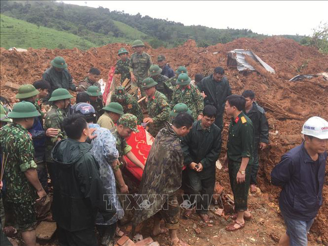 Những hình ảnh quặn lòng trong trận lụt càn quét miền trung ruột thịt: Đồng bào cả nước xót xa! - Ảnh 2.