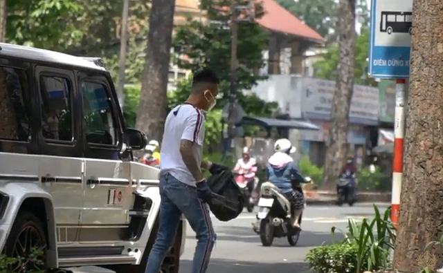 Lái siêu xe chục tỷ đi... nhặt ve chai, đại gia Minh Nhựa gây chú ý trên phố đi bộ, người khen ngợi hết lời người chê làm màu không đáng hoan hô? - Ảnh 1.