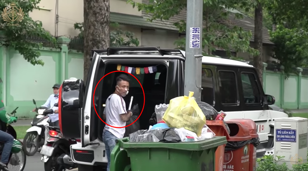 Con trai ông trùm nhựa Long Thành gây tranh cãi khi lái siêu xe 13 tỷ đồng đi nhặt rác - Ảnh 1.