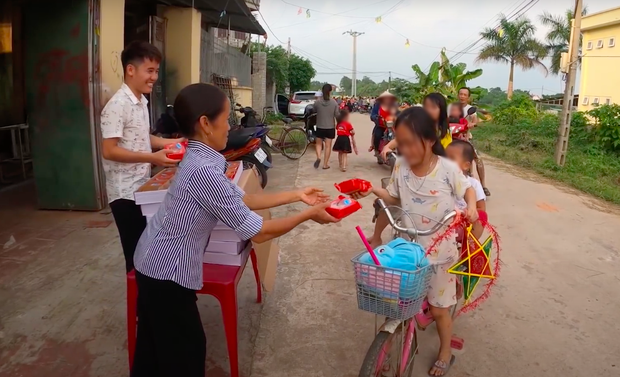 Mẹ con Bà Tân Vlog có động thái trái ngược khi tung clip dịp Trung thu, xuất hiện dấu hiệu lừa dối người xem - Ảnh 4.