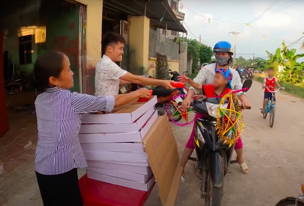 Mẹ con Bà Tân Vlog có động thái trái ngược khi tung clip dịp Trung thu, xuất hiện dấu hiệu lừa dối người xem - Ảnh 5.