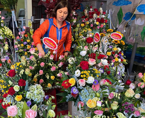 Thị trường hoa tươi ngày 20/10 trầm lắng, nhiều phụ nữ từ chối nhận hoa, quà - Ảnh 1.