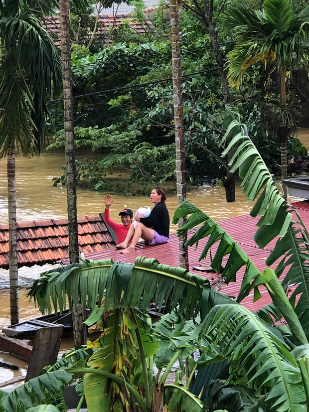 Quảng Bình: Mắc kẹt trong nhà với con nhỏ 1 tháng tuổi, người phụ nữ dỡ ngói kêu cứu giữa biển nước mênh mông - Ảnh 2.