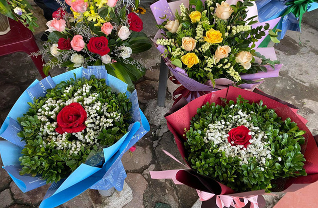 Thị trường hoa tươi ngày 20/10 trầm lắng, nhiều phụ nữ từ chối nhận hoa, quà - Ảnh 3.