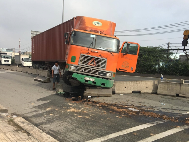 Xe tải lật, xe đầu kéo húc dải phân cách nhiều người té ngã - Ảnh 3.