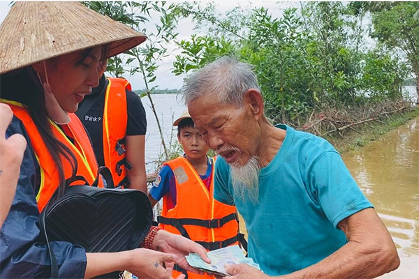 Thủy Tiên: Chưa tròn 10 tuổi đã mất cha và chuyện cãi lời mẹ lập nghiệp - Ảnh 4.