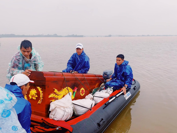 Biệt đội cano 0 đồng và những câu chuyện xúc động trên đường cứu trợ: Cả Quảng Bình trắng đêm giữa mưa lạnh, ước gì có thêm 100 chiếc cano - Ảnh 8.