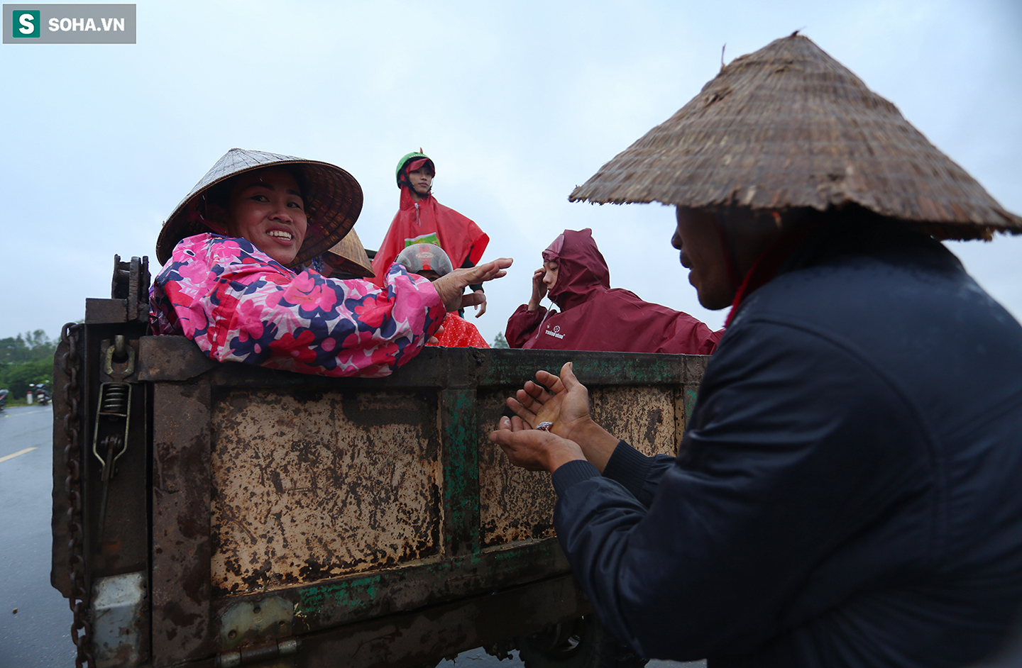 [Ảnh] Người phụ nữ ở Quảng Bình lao ra dòng nước lũ xin đồ ăn cho mẹ già bật khóc khi được cứu hộ khỏi ghe lật  - Ảnh 10.