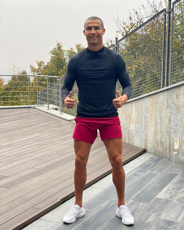 Ronaldo lại khiến giới mộ điệu sửng sốt: Đăng clip khoe cạo trọc đầu, hút 6,6 triệu lượt thả tim chỉ sau 2 giờ - Ảnh 3.