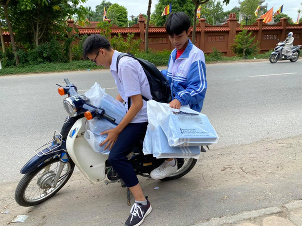 Lớp học gây bão ngày 20/10:  Nam sinh đặt sẵn lên bàn các bạn nữ hộp giày hiệu, hóa ra bên trong lại chứa điều không thể ngờ - Ảnh 4.