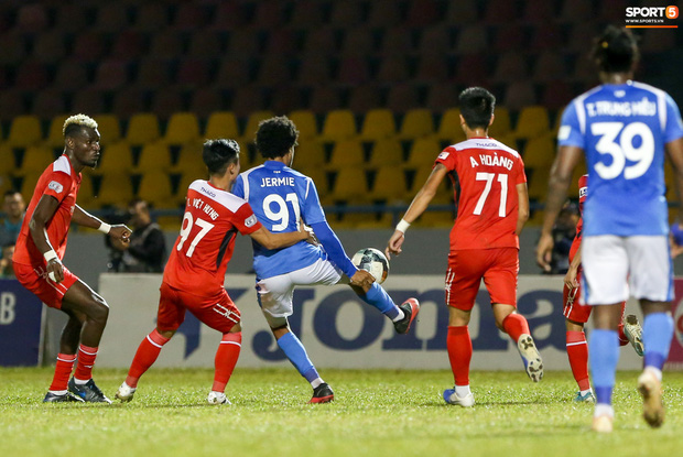 Tiền đạo có lực sút mạnh nhất V.League khiến hàng thủ HAGL tan nát tối 20/10 - Ảnh 9.