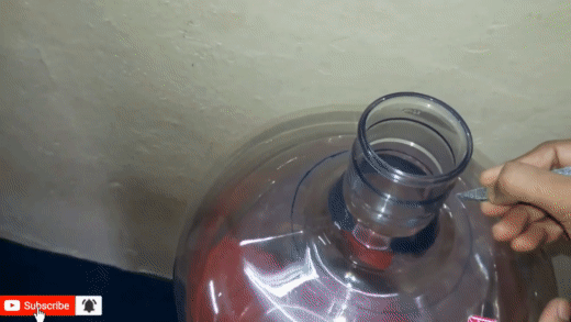 Cắt rời đầu bình nước ra