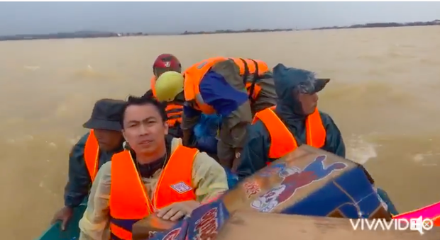 Hồ Việt Trung chính thức lên tiếng khi bị chỉ trích vì quăng quà cứu trợ cho người dân miền Trung, Tiến Luật vào trấn an - Ảnh 3.