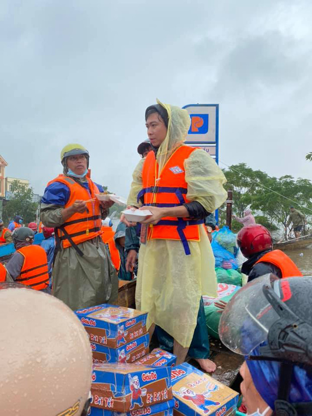 Hồ Việt Trung chính thức lên tiếng khi bị chỉ trích vì quăng quà cứu trợ cho người dân miền Trung, Tiến Luật vào trấn an - Ảnh 5.