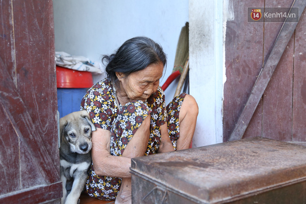 Gặp cụ bà lưng còng cõng bao quần áo, mì tôm ủng hộ người dân miền Trung: Hơn 200.000 đồng/tháng tôi ăn tiêu xả láng, giúp được phần nào hay phần đó - Ảnh 8.