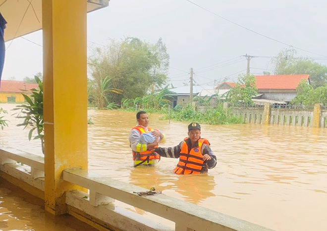 Những câu chuyện cảm động trong mưa lũ - Ảnh 1.