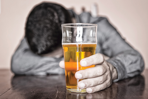Thực trạng lạm dụng rượu, bia: Nguy hại nhãn tiền - Ảnh 1.