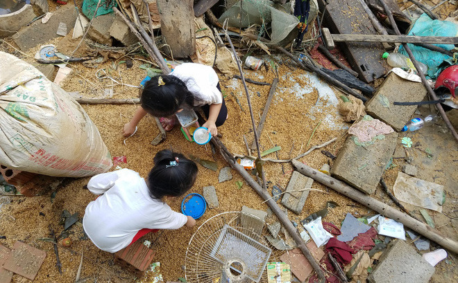 “Có nước không? Cho chị xin mấy chai. Bọn trẻ thèm cơm, các em có vào nữa cho chị xin túi gạo...” - Ảnh 8. “Có nước không? Cho chị xin mấy chai. Bọn trẻ thèm cơm, các em có vào nữa cho chị xin túi gạo...” - Ảnh 8.
