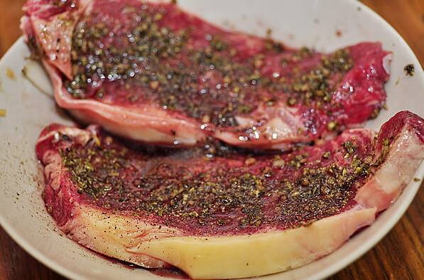 Bí quyết ướp thịt bò mềm ngọt, ngấm đủ gia vị cho món nướng BBQ chuẩn nhà hàng - Ảnh 2.