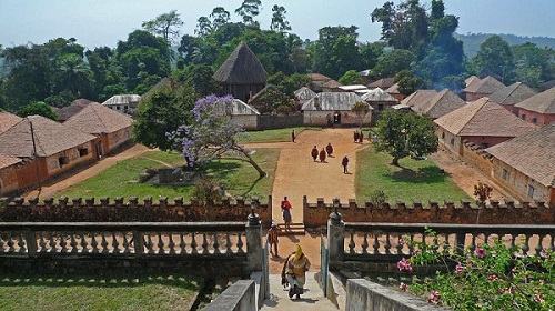 Ngỡ ngàng cuộc sống của người đàn ông có 100 người vợ, hơn 70 bà trong đó được “thừa hưởng” từ cha - Ảnh 2.