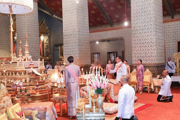 Hoàng quý phi Thái Lan tái xuất thu hút sự chú ý: Lặng lẽ nhìn Quốc vương và Hoàng hậu dự sự kiện rồi có hoạt động riêng đầy nổi bật - Ảnh 1.