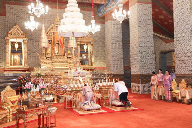 Hoàng quý phi Thái Lan tái xuất thu hút sự chú ý: Lặng lẽ nhìn Quốc vương và Hoàng hậu dự sự kiện rồi có hoạt động riêng đầy nổi bật - Ảnh 2.