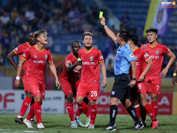 Quang Hải đòi trọng tài rút thẻ phạt cho bạn cũ ở U23 Việt Nam sau pha phạm lỗi nguy hiểm - Ảnh 4.