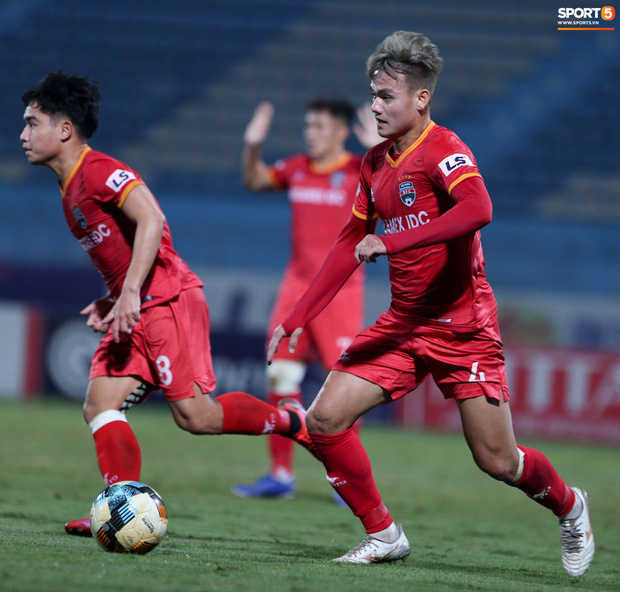 Quang Hải đòi trọng tài rút thẻ phạt cho bạn cũ ở U23 Việt Nam sau pha phạm lỗi nguy hiểm - Ảnh 9.