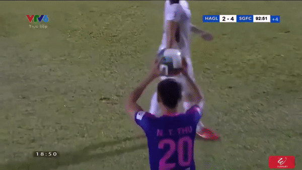 Cầu thủ đạo đức nhất Sài Gòn FC lên tiếng phân trần về quả ném biên trúng mặt Hồng Duy - Ảnh 1. Cầu thủ đạo đức nhất Sài Gòn FC lên tiếng phân trần về quả ném biên trúng mặt Hồng Duy - Ảnh 1.